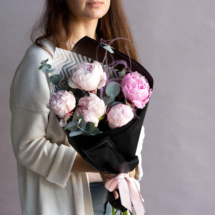 Купить букет из 5 розовых пионов и эвкалипта в Новосибирске с доставкой  недорого