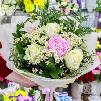 Букет из ромашек, роз и пиона