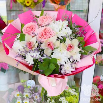 Букет из пионовидных роз, орхидей и хризантем