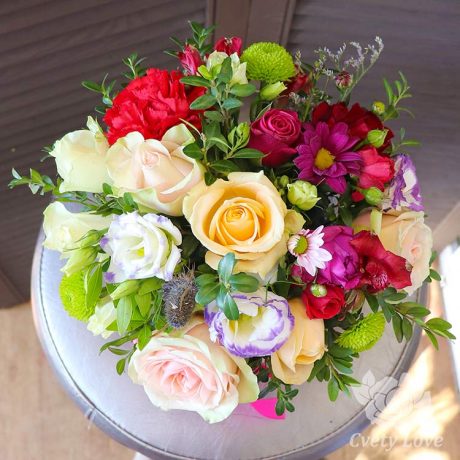 Розы, хризантемы и гвоздика в шляпной коробке