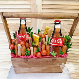 Колбасы и напитки в деревянном ящике