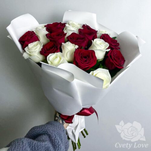 Букет из 21 красной и белой розы