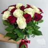 Букет из 21 красной и белой розы под ленту