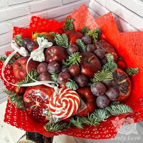 Новогодний букет из хвои, фруктов и винограда