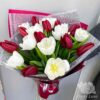 Букет из 21 красного и белого тюльпана