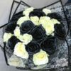 Букет из черных и белых роз