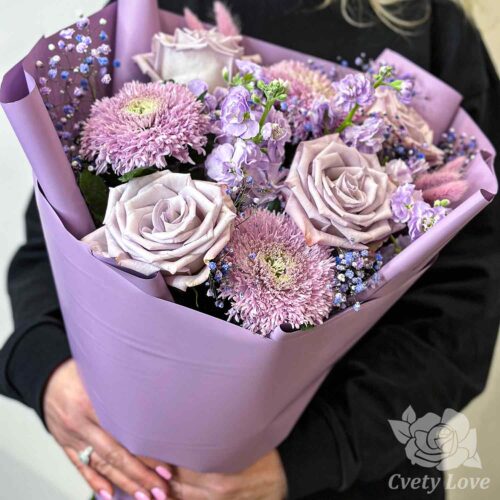 Букет из фиолетовых роз, маттиолы и хризантем