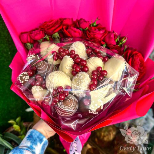 Букет из клубники в шоколаде и кустовых пионовидных роз