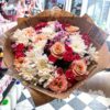 Букет из кустовых хризантем, роз и кермек