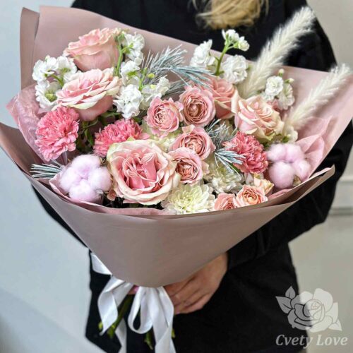 Букет из розовых роз, диантусов и хризантем