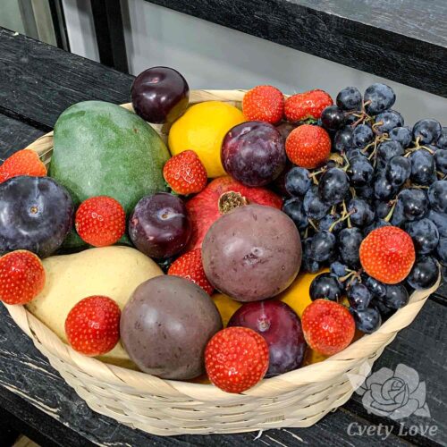Экзотические фрукты, виноград и клубники в корзине