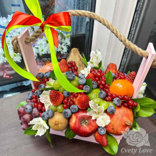Фрукты, ягоды и альстромерии в ящике