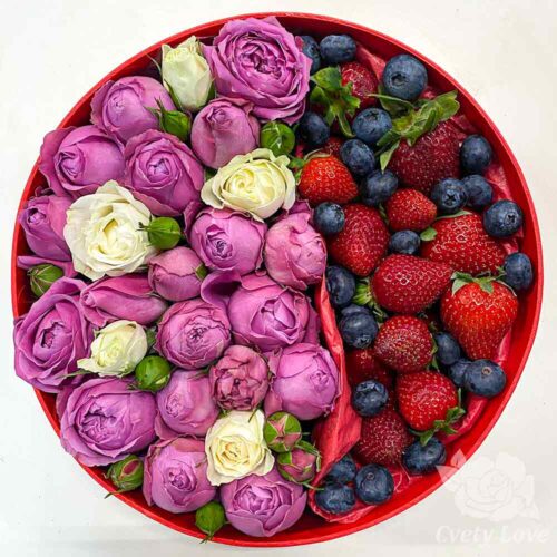 Кустовые пионовидные розы и ягоды в коробке