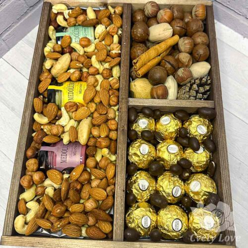 Орехи, конфеты и мед в ящике