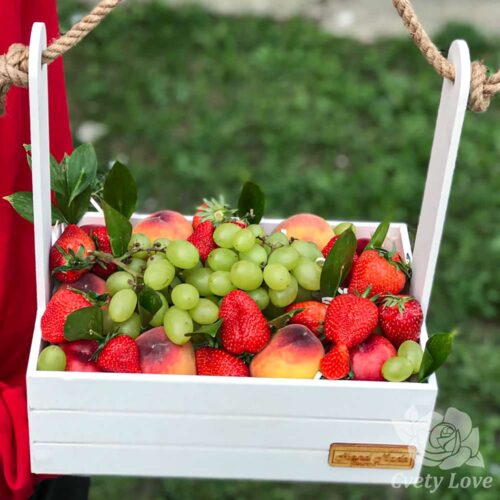 Персики, клубника и виноград в ящике