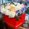 Розы и киндер-сюрприз в коробке в форме сердца