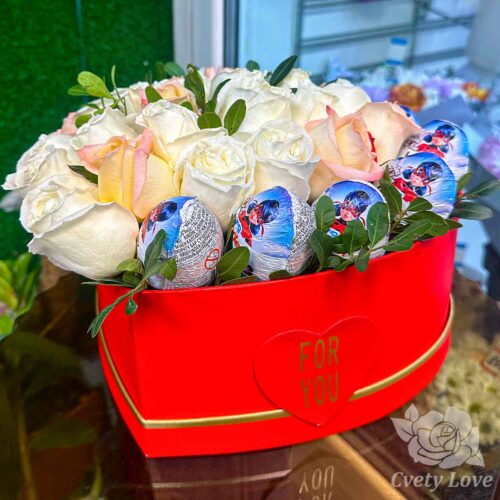 Розы и киндер-сюрприз в коробке в форме сердца