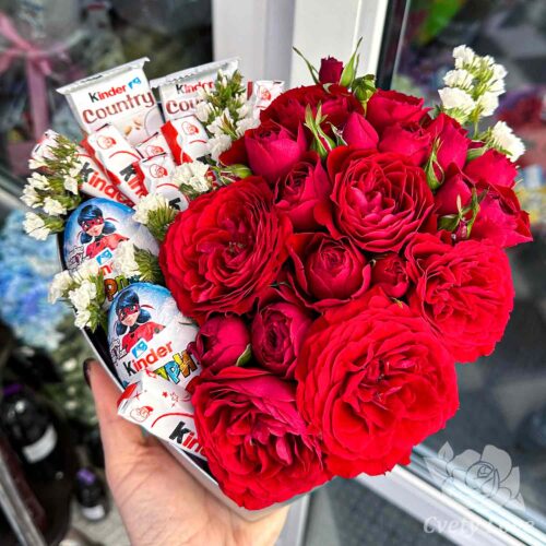 Розы и kinder в коробке в форме сердца