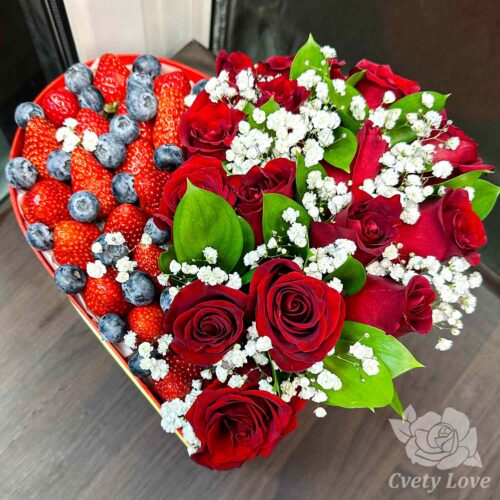 Розы и ягоды в коробке в форме сердца