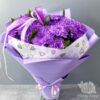 Букет из фиолетовых хризантем и зелени