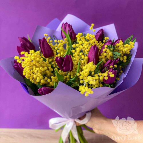 Букет из 15 фиолетовых тюльпанов и мимозы