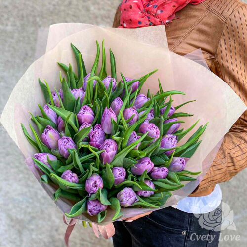 Букет из 33 фиолетовых тюльпанов