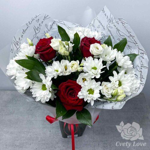 Букет из 3 красных роз, хризантем и эустом